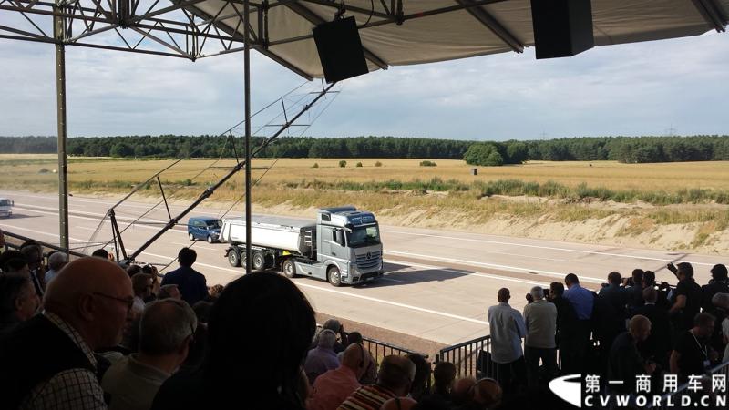 梅赛德斯-奔驰未来卡车2025在燃油效率、安全性、道路交通与基础设施建设以及专业驾驶、道路运输行业等方面都是一场革命。未来卡车2025不是一辆新的卡车，而是一个面向未来的运输系统。