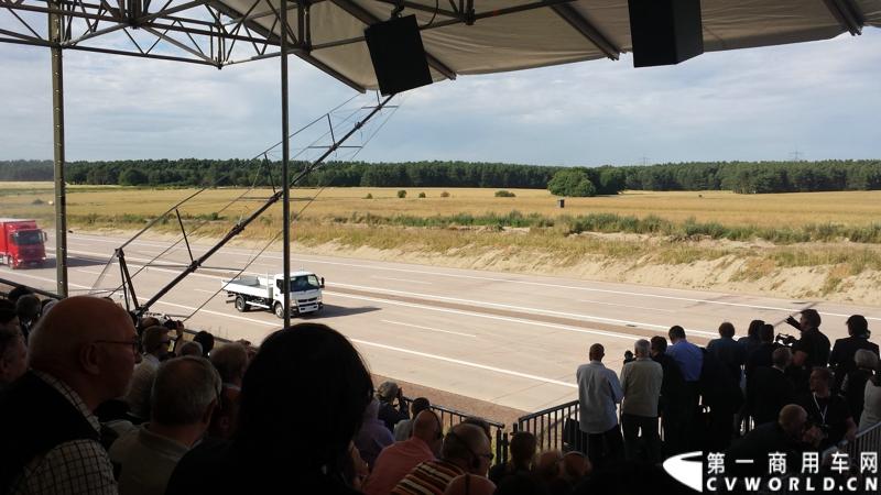 梅赛德斯-奔驰未来卡车2025在燃油效率、安全性、道路交通与基础设施建设以及专业驾驶、道路运输行业等方面都是一场革命。未来卡车2025不是一辆新的卡车，而是一个面向未来的运输系统。