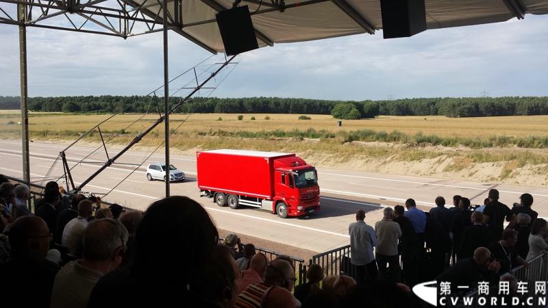 梅赛德斯-奔驰未来卡车2025在燃油效率、安全性、道路交通与基础设施建设以及专业驾驶、道路运输行业等方面都是一场革命。未来卡车2025不是一辆新的卡车，而是一个面向未来的运输系统。