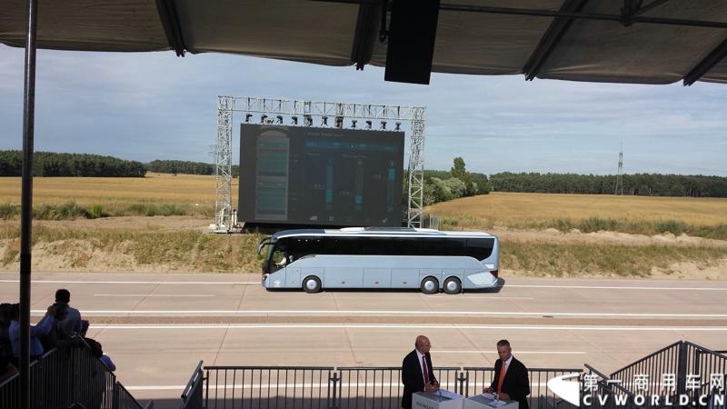 梅赛德斯-奔驰未来卡车2025在燃油效率、安全性、道路交通与基础设施建设以及专业驾驶、道路运输行业等方面都是一场革命。未来卡车2025不是一辆新的卡车，而是一个面向未来的运输系统。