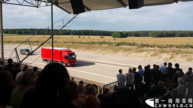 梅赛德斯-奔驰未来卡车2025在燃油效率、安全性、道路交通与基础设施建设以及专业驾驶、道路运输行业等方面都是一场革命。未来卡车2025不是一辆新的卡车，而是一个面向未来的运输系统。