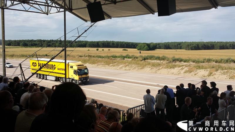 梅赛德斯-奔驰未来卡车2025在燃油效率、安全性、道路交通与基础设施建设以及专业驾驶、道路运输行业等方面都是一场革命。未来卡车2025不是一辆新的卡车，而是一个面向未来的运输系统。