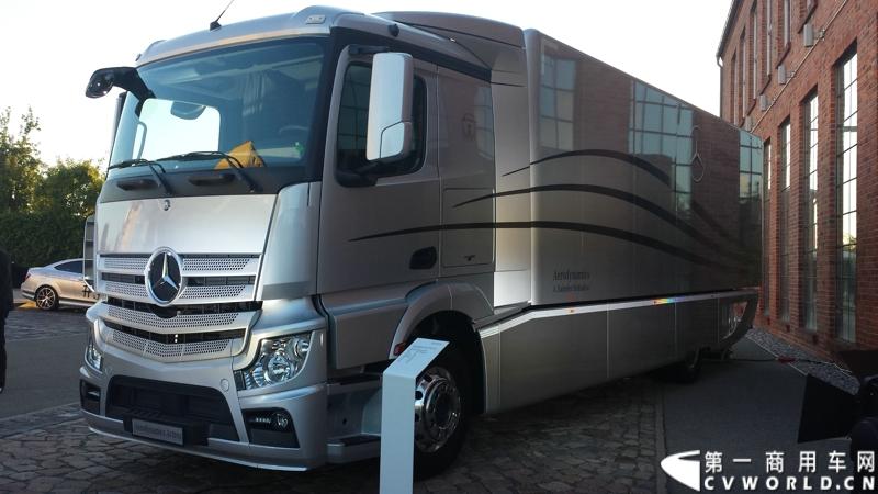梅赛德斯-奔驰未来卡车2025在燃油效率、安全性、道路交通与基础设施建设以及专业驾驶、道路运输行业等方面都是一场革命。未来卡车2025不是一辆新的卡车，而是一个面向未来的运输系统。