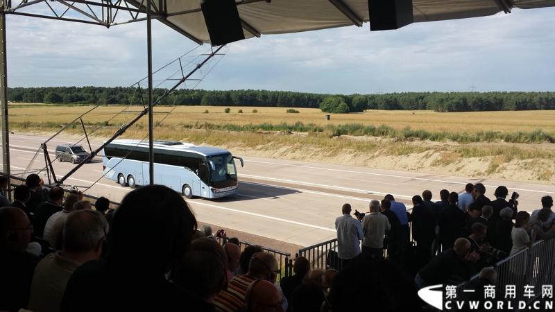 梅赛德斯-奔驰未来卡车2025在燃油效率、安全性、道路交通与基础设施建设以及专业驾驶、道路运输行业等方面都是一场革命。未来卡车2025不是一辆新的卡车，而是一个面向未来的运输系统。