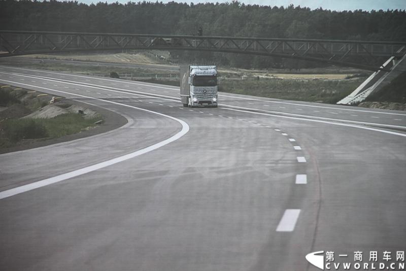作为戴姆勒卡车“重塑未来运输”计划的一部分，梅赛德斯-奔驰未来卡车2025不仅将节约能耗，降低尾气排放，同时将确保最高水准的道路交通安全性。梅赛德斯-奔驰未来卡车2025在全球首发中展现出与众不同的非凡性能，在德国马格德堡A14号公路的实际路况下，时速高达80公里/小时。