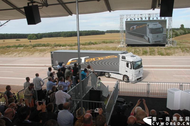 作为戴姆勒卡车“重塑未来运输”计划的一部分，梅赛德斯-奔驰未来卡车2025不仅将节约能耗，降低尾气排放，同时将确保最高水准的道路交通安全性。梅赛德斯-奔驰未来卡车2025在全球首发中展现出与众不同的非凡性能，在德国马格德堡A14号公路的实际路况下，时速高达80公里/小时。