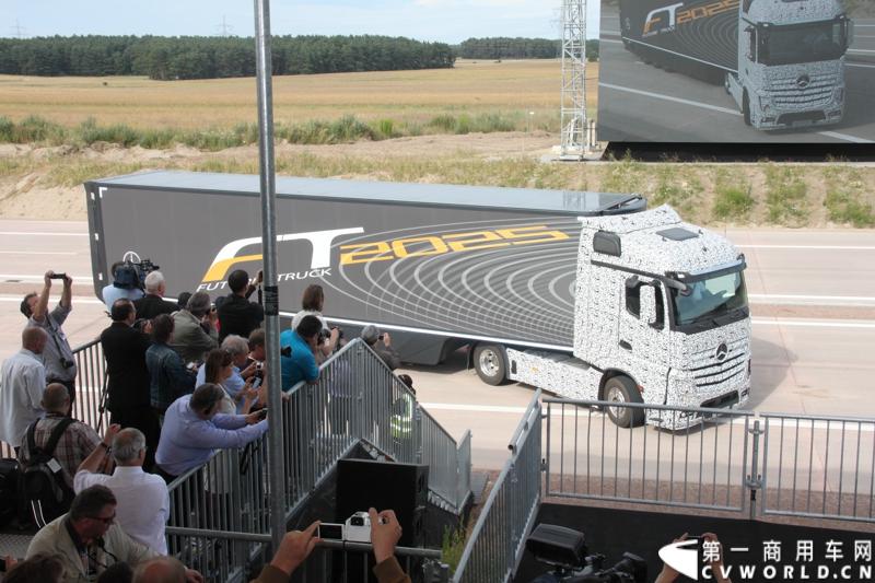作为戴姆勒卡车“重塑未来运输”计划的一部分，梅赛德斯-奔驰未来卡车2025不仅将节约能耗，降低尾气排放，同时将确保最高水准的道路交通安全性。梅赛德斯-奔驰未来卡车2025在全球首发中展现出与众不同的非凡性能，在德国马格德堡A14号公路的实际路况下，时速高达80公里/小时。