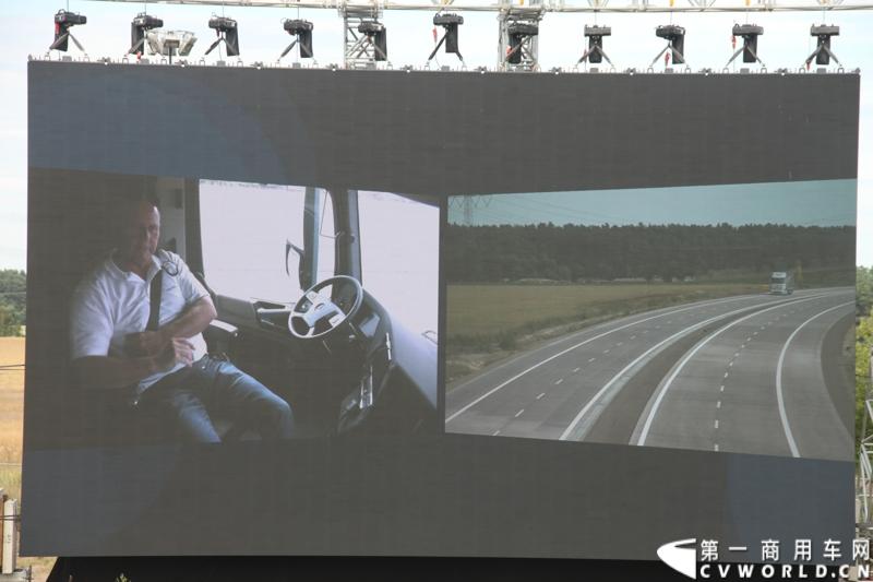 作为戴姆勒卡车“重塑未来运输”计划的一部分，梅赛德斯-奔驰未来卡车2025不仅将节约能耗，降低尾气排放，同时将确保最高水准的道路交通安全性。梅赛德斯-奔驰未来卡车2025在全球首发中展现出与众不同的非凡性能，在德国马格德堡A14号公路的实际路况下，时速高达80公里/小时。