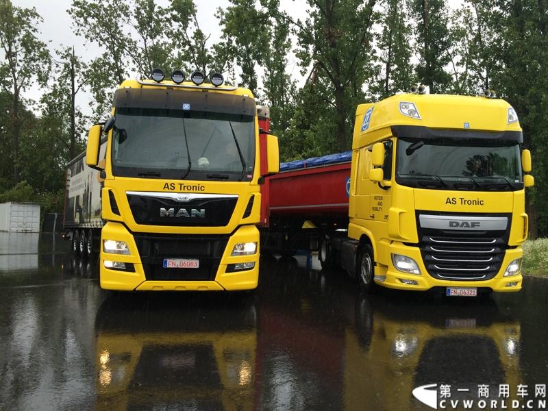 随着汉诺威商用车展的临近，采埃孚公司（ZF）近日在德国亚琛市举行了一场别开生面的新产品试乘试驾活动。在这次活动上，采埃孚向各国媒体展示了最新的商用车传动技术和产品，以及面向未来的前瞻性科技成果。这些成果与结晶，也将在9月份举行的汉诺威车展上展出。图为搭载ZF AS Tronic 机械自动变速箱的DAF重卡和MAN重卡。