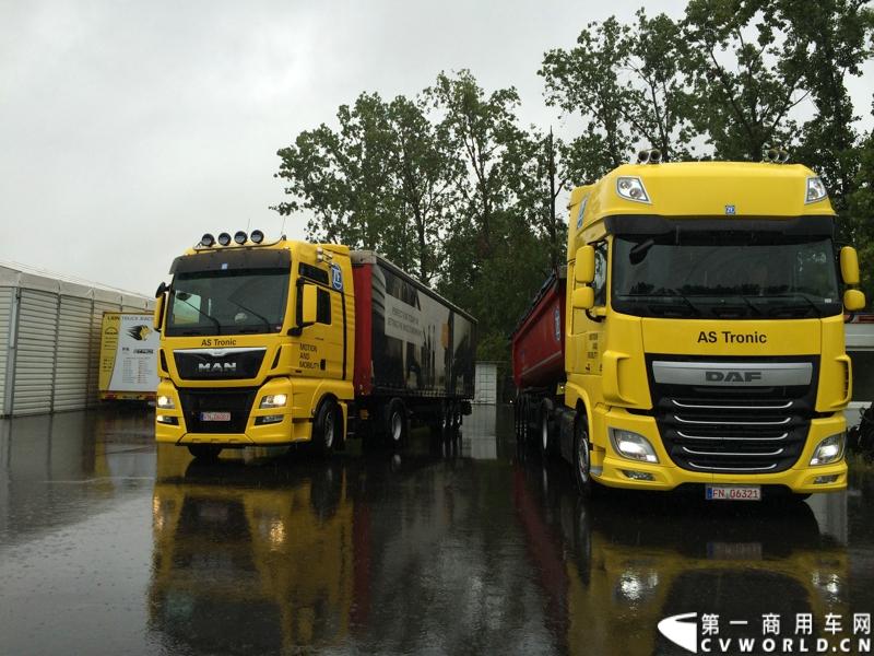 随着汉诺威商用车展的临近，采埃孚公司（ZF）近日在德国亚琛市举行了一场别开生面的新产品试乘试驾活动。在这次活动上，采埃孚向各国媒体展示了最新的商用车传动技术和产品，以及面向未来的前瞻性科技成果。这些成果与结晶，也将在9月份举行的汉诺威车展上展出。图为搭载ZF AS Tronic 机械自动变速箱的DAF重卡和MAN重卡。