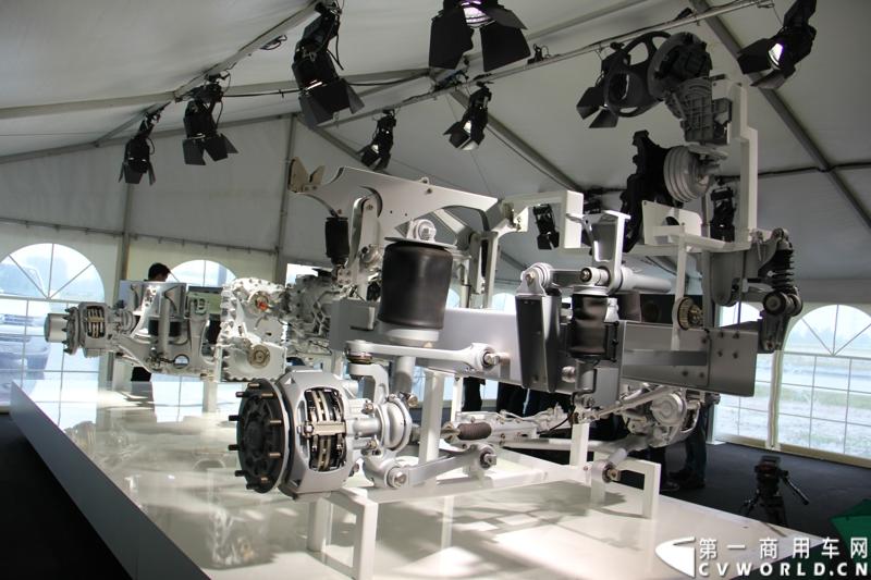 随着汉诺威商用车展的临近，采埃孚公司（ZF）近日在德国亚琛市举行了一场别开生面的新产品试乘试驾活动。在这次活动上，采埃孚向各国媒体展示了最新的商用车传动技术和产品，以及面向未来的前瞻性科技成果。这些成果与结晶，也将在9月份举行的汉诺威车展上展出。图为采埃孚新一代商用车底盘传动系统。
