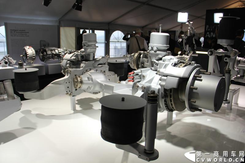 随着汉诺威商用车展的临近，采埃孚公司（ZF）近日在德国亚琛市举行了一场别开生面的新产品试乘试驾活动。在这次活动上，采埃孚向各国媒体展示了最新的商用车传动技术和产品，以及面向未来的前瞻性科技成果。这些成果与结晶，也将在9月份举行的汉诺威车展上展出。图为采埃孚新一代商用车底盘传动系统。