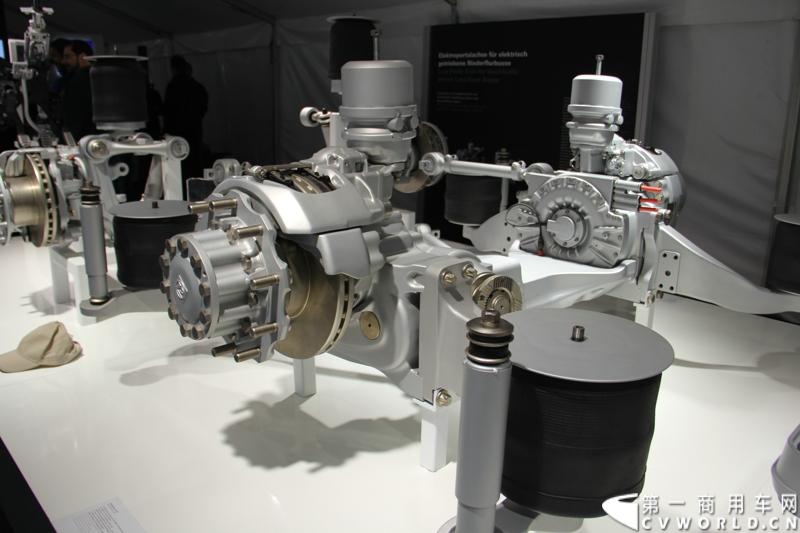 随着汉诺威商用车展的临近，采埃孚公司（ZF）近日在德国亚琛市举行了一场别开生面的新产品试乘试驾活动。在这次活动上，采埃孚向各国媒体展示了最新的商用车传动技术和产品，以及面向未来的前瞻性科技成果。这些成果与结晶，也将在9月份举行的汉诺威车展上展出。图为采埃孚新一代商用车底盘传动系统。