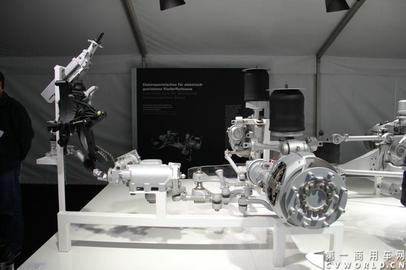 随着汉诺威商用车展的临近，采埃孚公司（ZF）近日在德国亚琛市举行了一场别开生面的新产品试乘试驾活动。在这次活动上，采埃孚向各国媒体展示了最新的商用车传动技术和产品，以及面向未来的前瞻性科技成果。这些成果与结晶，也将在9月份举行的汉诺威车展上展出。图为采埃孚新一代商用车底盘传动系统。