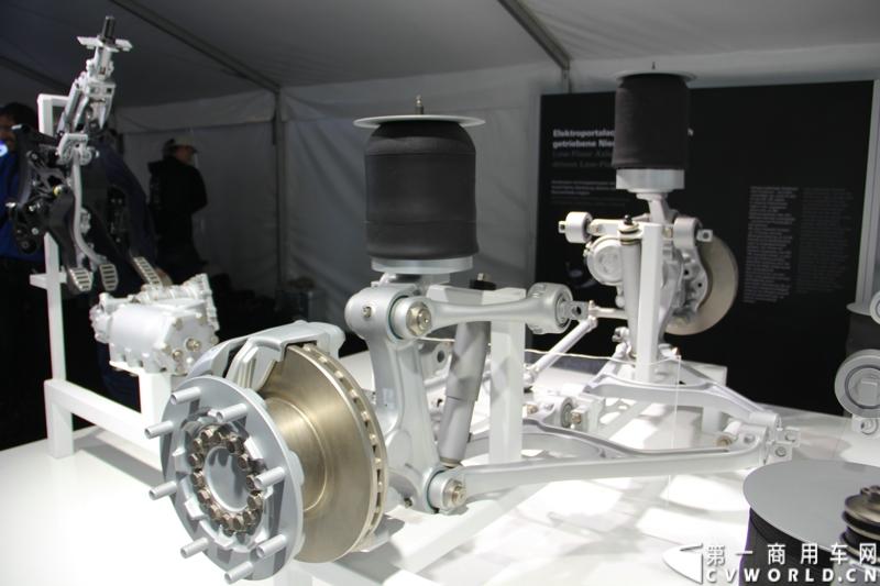 随着汉诺威商用车展的临近，采埃孚公司（ZF）近日在德国亚琛市举行了一场别开生面的新产品试乘试驾活动。在这次活动上，采埃孚向各国媒体展示了最新的商用车传动技术和产品，以及面向未来的前瞻性科技成果。这些成果与结晶，也将在9月份举行的汉诺威车展上展出。图为采埃孚新一代商用车底盘传动系统。
