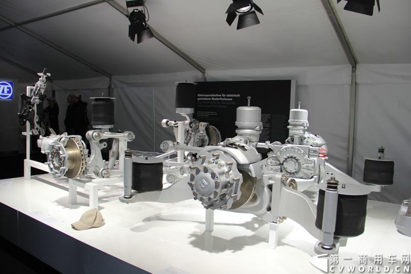随着汉诺威商用车展的临近，采埃孚公司（ZF）近日在德国亚琛市举行了一场别开生面的新产品试乘试驾活动。在这次活动上，采埃孚向各国媒体展示了最新的商用车传动技术和产品，以及面向未来的前瞻性科技成果。这些成果与结晶，也将在9月份举行的汉诺威车展上展出。图为采埃孚新一代商用车底盘传动系统。