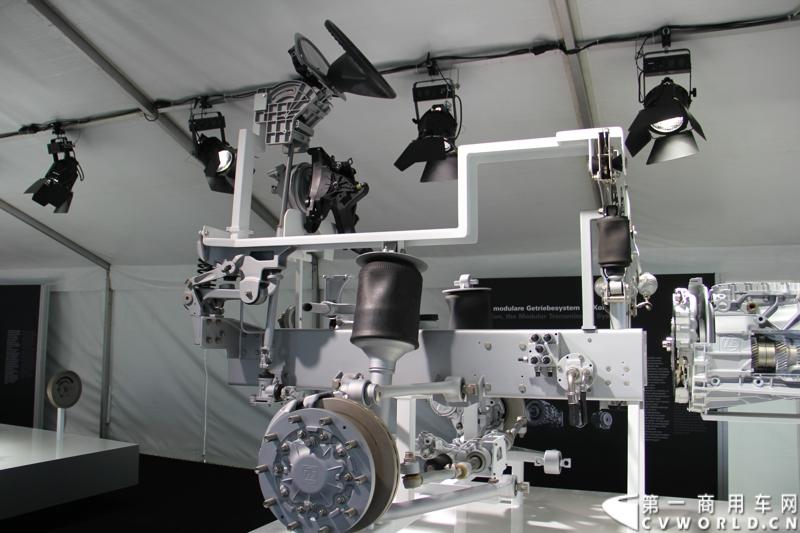 随着汉诺威商用车展的临近，采埃孚公司（ZF）近日在德国亚琛市举行了一场别开生面的新产品试乘试驾活动。在这次活动上，采埃孚向各国媒体展示了最新的商用车传动技术和产品，以及面向未来的前瞻性科技成果。这些成果与结晶，也将在9月份举行的汉诺威车展上展出。图为采埃孚新一代商用车底盘传动系统。
