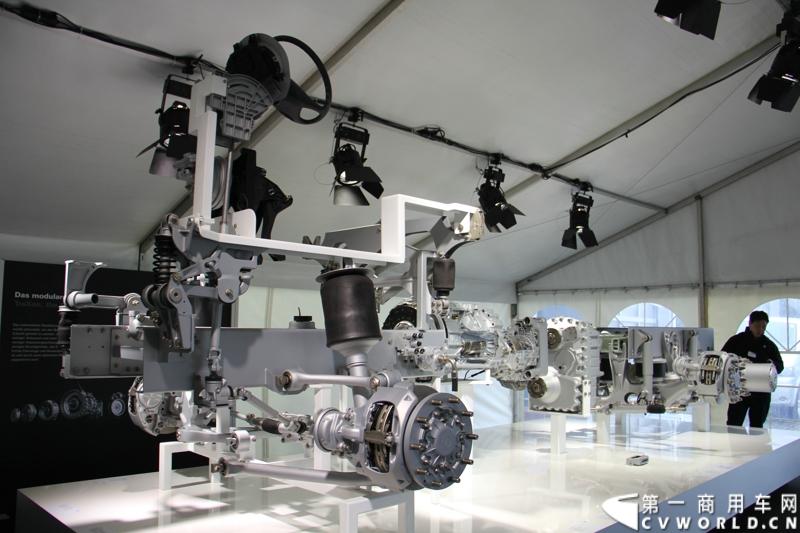 随着汉诺威商用车展的临近，采埃孚公司（ZF）近日在德国亚琛市举行了一场别开生面的新产品试乘试驾活动。在这次活动上，采埃孚向各国媒体展示了最新的商用车传动技术和产品，以及面向未来的前瞻性科技成果。这些成果与结晶，也将在9月份举行的汉诺威车展上展出。图为采埃孚新一代商用车底盘传动系统。