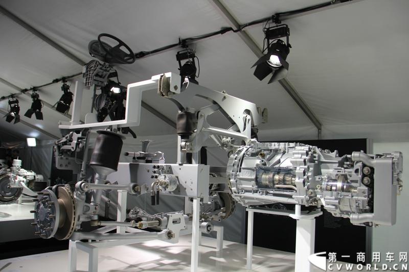 随着汉诺威商用车展的临近，采埃孚公司（ZF）近日在德国亚琛市举行了一场别开生面的新产品试乘试驾活动。在这次活动上，采埃孚向各国媒体展示了最新的商用车传动技术和产品，以及面向未来的前瞻性科技成果。这些成果与结晶，也将在9月份举行的汉诺威车展上展出。图为采埃孚新一代商用车底盘传动系统。