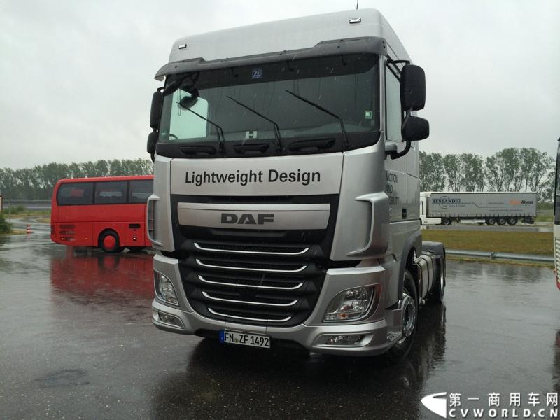 随着汉诺威商用车展的临近，采埃孚公司（ZF）近日在德国亚琛市举行了一场别开生面的新产品试乘试驾活动。在这次活动上，采埃孚向各国媒体展示了最新的商用车传动技术和产品，以及面向未来的前瞻性科技成果。这些成果与结晶，也将在9月份举行的汉诺威车展上展出。图为采用ZF轻量化技术的DAF XF重卡 。