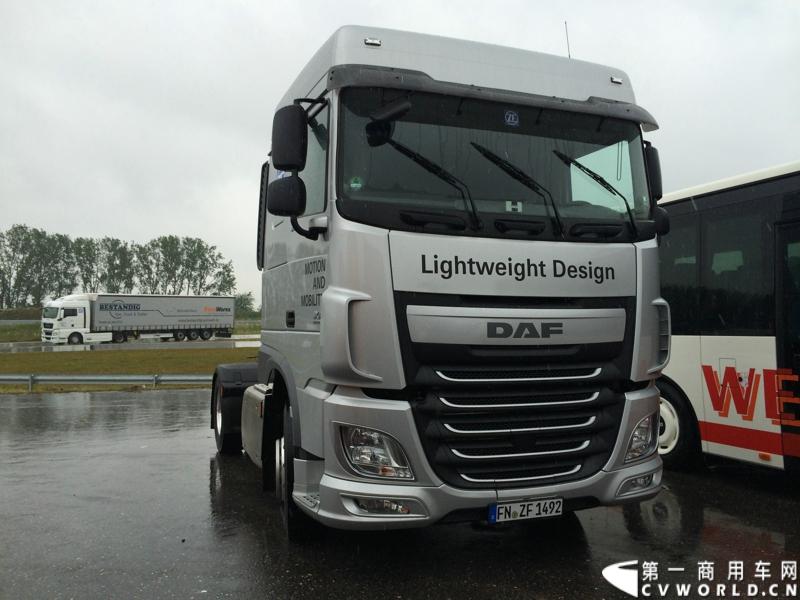 随着汉诺威商用车展的临近，采埃孚公司（ZF）近日在德国亚琛市举行了一场别开生面的新产品试乘试驾活动。在这次活动上，采埃孚向各国媒体展示了最新的商用车传动技术和产品，以及面向未来的前瞻性科技成果。这些成果与结晶，也将在9月份举行的汉诺威车展上展出。图为采用ZF轻量化技术的DAF XF重卡 。