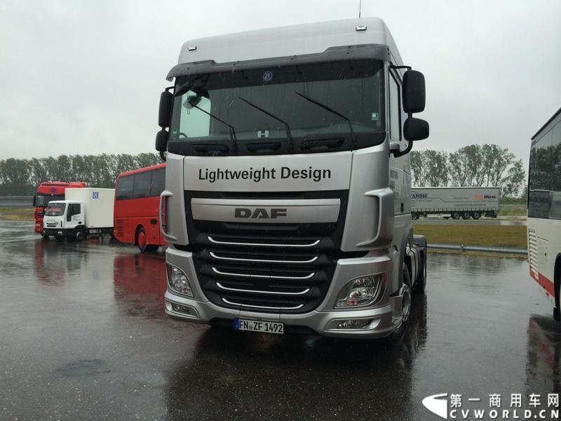 随着汉诺威商用车展的临近，采埃孚公司（ZF）近日在德国亚琛市举行了一场别开生面的新产品试乘试驾活动。在这次活动上，采埃孚向各国媒体展示了最新的商用车传动技术和产品，以及面向未来的前瞻性科技成果。这些成果与结晶，也将在9月份举行的汉诺威车展上展出。图为采用ZF轻量化技术的DAF XF重卡 。