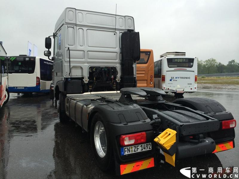随着汉诺威商用车展的临近，采埃孚公司（ZF）近日在德国亚琛市举行了一场别开生面的新产品试乘试驾活动。在这次活动上，采埃孚向各国媒体展示了最新的商用车传动技术和产品，以及面向未来的前瞻性科技成果。这些成果与结晶，也将在9月份举行的汉诺威车展上展出。图为采用ZF轻量化技术的DAF XF重卡 。