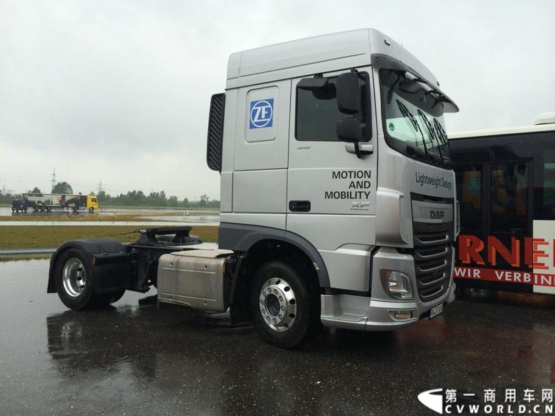随着汉诺威商用车展的临近，采埃孚公司（ZF）近日在德国亚琛市举行了一场别开生面的新产品试乘试驾活动。在这次活动上，采埃孚向各国媒体展示了最新的商用车传动技术和产品，以及面向未来的前瞻性科技成果。这些成果与结晶，也将在9月份举行的汉诺威车展上展出。图为采用ZF轻量化技术的DAF XF重卡 。