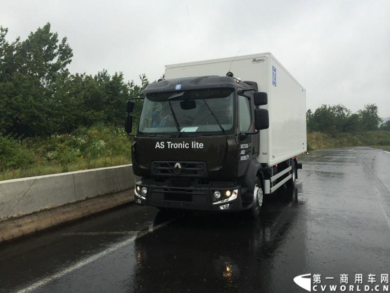 随着汉诺威商用车展的临近，采埃孚公司（ZF）近日在德国亚琛市举行了一场别开生面的新产品试乘试驾活动。在这次活动上，采埃孚向各国媒体展示了最新的商用车传动技术和产品，以及面向未来的前瞻性科技成果。这些成果与结晶，也将在9月份举行的汉诺威车展上展出。图为搭载ZF AS Tronic lite 6速机械自动变速箱的雷诺中卡。
