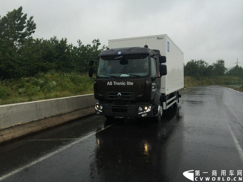 随着汉诺威商用车展的临近，采埃孚公司（ZF）近日在德国亚琛市举行了一场别开生面的新产品试乘试驾活动。在这次活动上，采埃孚向各国媒体展示了最新的商用车传动技术和产品，以及面向未来的前瞻性科技成果。这些成果与结晶，也将在9月份举行的汉诺威车展上展出。图为搭载ZF AS Tronic lite 6速机械自动变速箱的雷诺中卡。