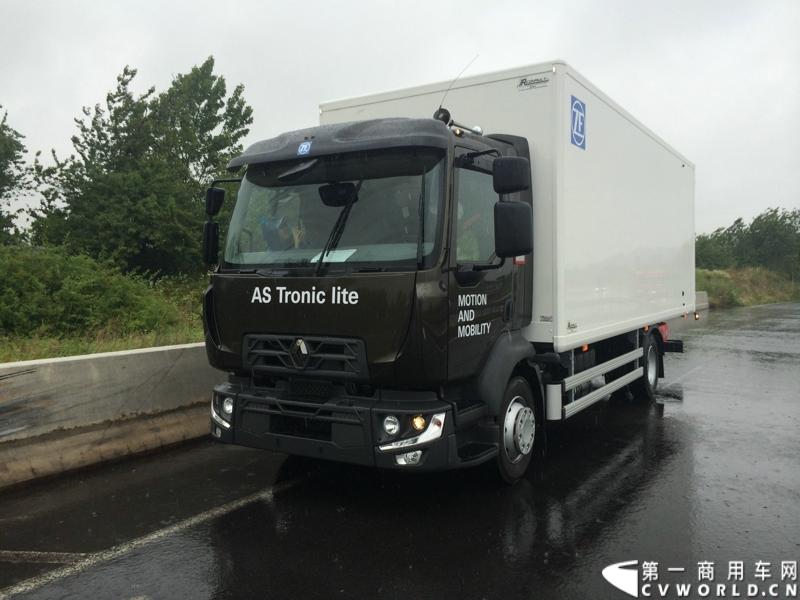 随着汉诺威商用车展的临近，采埃孚公司（ZF）近日在德国亚琛市举行了一场别开生面的新产品试乘试驾活动。在这次活动上，采埃孚向各国媒体展示了最新的商用车传动技术和产品，以及面向未来的前瞻性科技成果。这些成果与结晶，也将在9月份举行的汉诺威车展上展出。图为搭载ZF AS Tronic lite 6速机械自动变速箱的雷诺中卡。