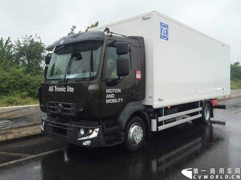随着汉诺威商用车展的临近，采埃孚公司（ZF）近日在德国亚琛市举行了一场别开生面的新产品试乘试驾活动。在这次活动上，采埃孚向各国媒体展示了最新的商用车传动技术和产品，以及面向未来的前瞻性科技成果。这些成果与结晶，也将在9月份举行的汉诺威车展上展出。图为搭载ZF AS Tronic lite 6速机械自动变速箱的雷诺中卡。