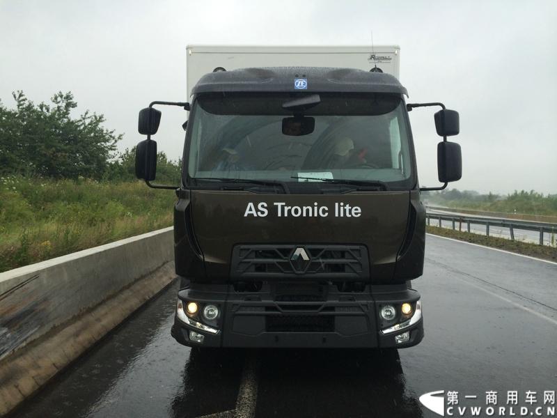 随着汉诺威商用车展的临近，采埃孚公司（ZF）近日在德国亚琛市举行了一场别开生面的新产品试乘试驾活动。在这次活动上，采埃孚向各国媒体展示了最新的商用车传动技术和产品，以及面向未来的前瞻性科技成果。这些成果与结晶，也将在9月份举行的汉诺威车展上展出。图为搭载ZF AS Tronic lite 6速机械自动变速箱的雷诺中卡。