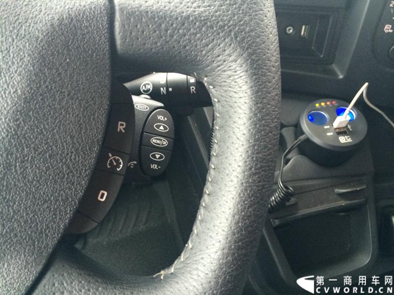 随着汉诺威商用车展的临近，采埃孚公司（ZF）近日在德国亚琛市举行了一场别开生面的新产品试乘试驾活动。在这次活动上，采埃孚向各国媒体展示了最新的商用车传动技术和产品，以及面向未来的前瞻性科技成果。这些成果与结晶，也将在9月份举行的汉诺威车展上展出。图为搭载ZF AS Tronic lite 6速机械自动变速箱的雷诺中卡。