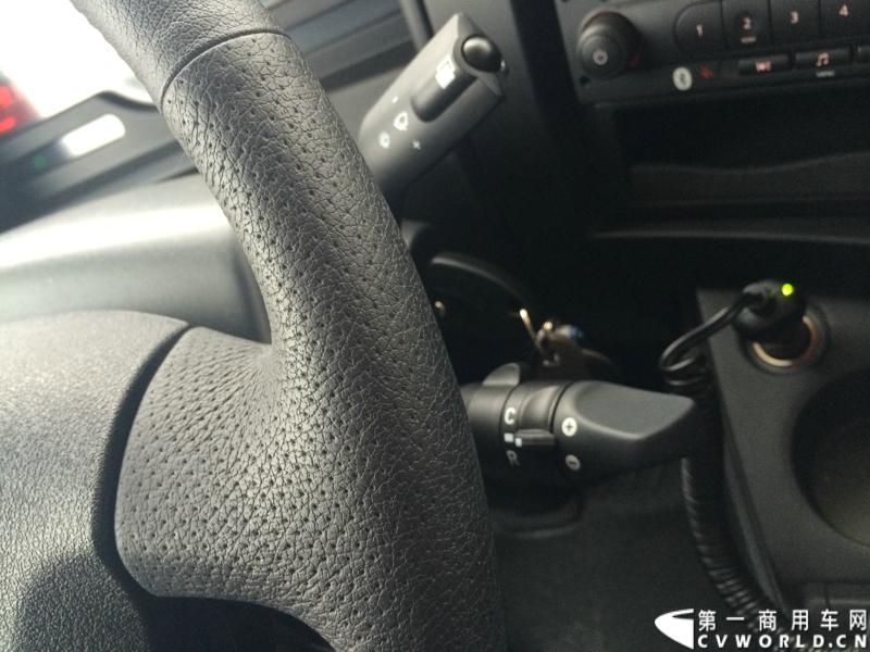 随着汉诺威商用车展的临近，采埃孚公司（ZF）近日在德国亚琛市举行了一场别开生面的新产品试乘试驾活动。在这次活动上，采埃孚向各国媒体展示了最新的商用车传动技术和产品，以及面向未来的前瞻性科技成果。这些成果与结晶，也将在9月份举行的汉诺威车展上展出。图为搭载ZF AS Tronic lite 6速机械自动变速箱的雷诺中卡。