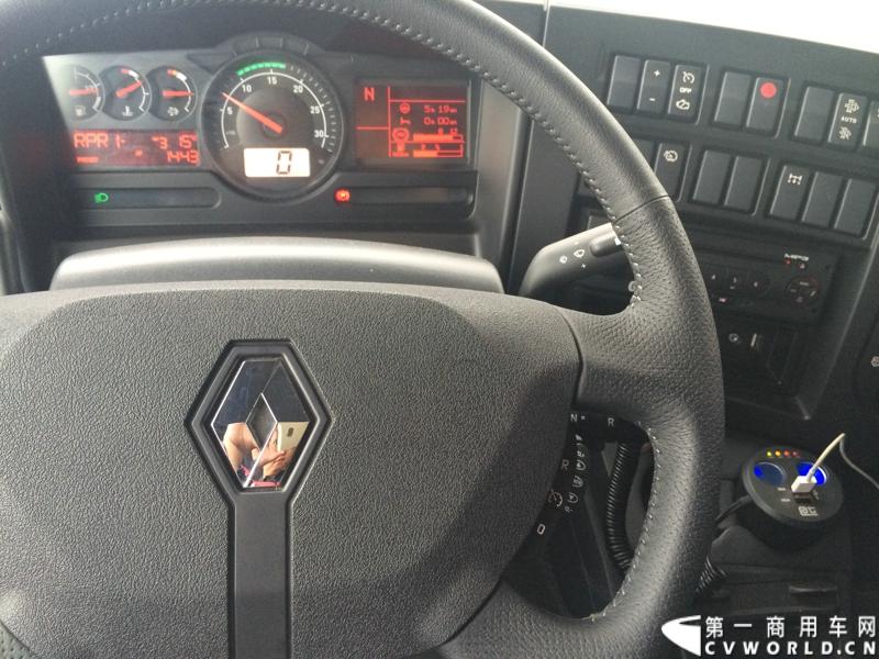 随着汉诺威商用车展的临近，采埃孚公司（ZF）近日在德国亚琛市举行了一场别开生面的新产品试乘试驾活动。在这次活动上，采埃孚向各国媒体展示了最新的商用车传动技术和产品，以及面向未来的前瞻性科技成果。这些成果与结晶，也将在9月份举行的汉诺威车展上展出。图为搭载ZF AS Tronic lite 6速机械自动变速箱的雷诺中卡。