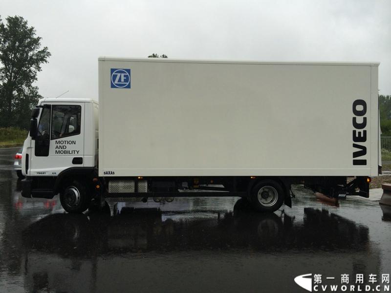 随着汉诺威商用车展的临近，采埃孚公司（ZF）近日在德国亚琛市举行了一场别开生面的新产品试乘试驾活动。在这次活动上，采埃孚向各国媒体展示了最新的商用车传动技术和产品，以及面向未来的前瞻性科技成果。这些成果与结晶，也将在9月份举行的汉诺威车展上展出。图为搭载ZF AS Tronic lite 6速机械自动变速箱的依维柯EUROCARGO中卡。