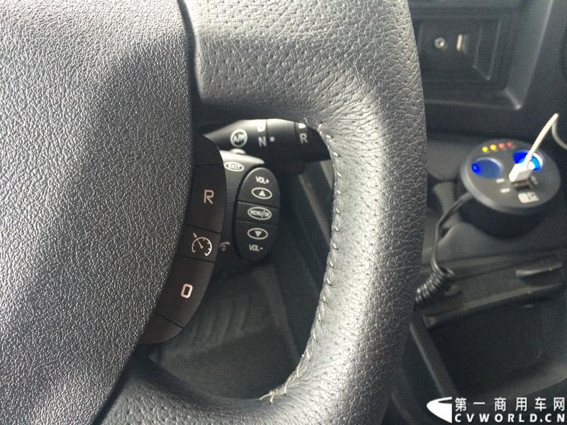 随着汉诺威商用车展的临近，采埃孚公司（ZF）近日在德国亚琛市举行了一场别开生面的新产品试乘试驾活动。在这次活动上，采埃孚向各国媒体展示了最新的商用车传动技术和产品，以及面向未来的前瞻性科技成果。这些成果与结晶，也将在9月份举行的汉诺威车展上展出。图为搭载ZF AS Tronic lite 6速机械自动变速箱的雷诺中卡。