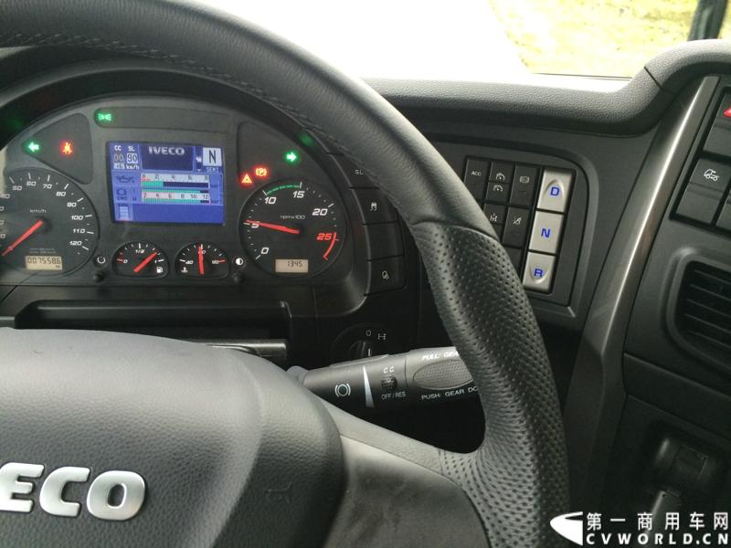 随着汉诺威商用车展的临近，采埃孚公司（ZF）近日在德国亚琛市举行了一场别开生面的新产品试乘试驾活动。在这次活动上，采埃孚向各国媒体展示了最新的商用车传动技术和产品，以及面向未来的前瞻性科技成果。这些成果与结晶，也将在9月份举行的汉诺威车展上展出。图为搭载ZF AS Tronic lite 6速机械自动变速箱的依维柯EUROCARGO中卡。