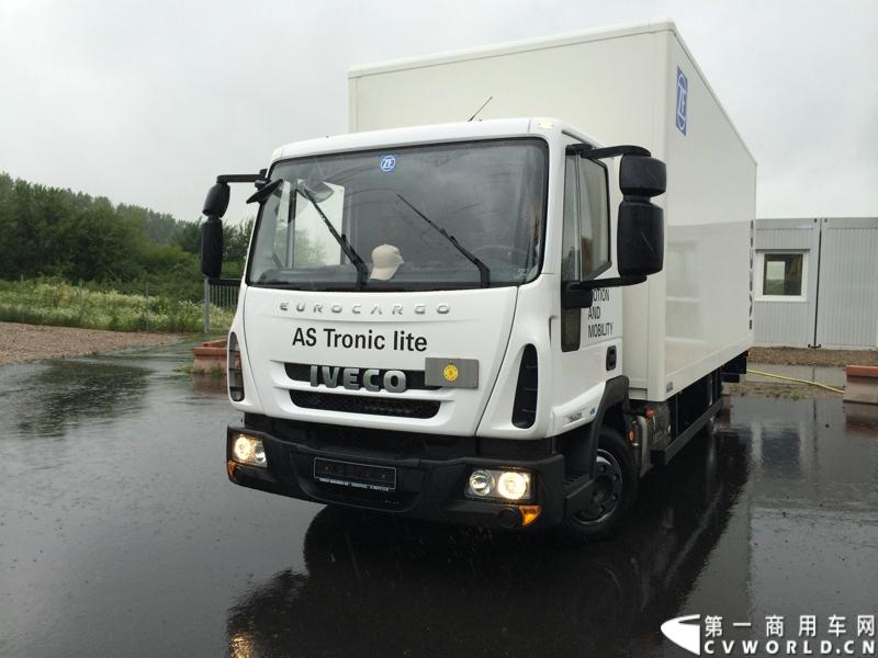 随着汉诺威商用车展的临近，采埃孚公司（ZF）近日在德国亚琛市举行了一场别开生面的新产品试乘试驾活动。在这次活动上，采埃孚向各国媒体展示了最新的商用车传动技术和产品，以及面向未来的前瞻性科技成果。这些成果与结晶，也将在9月份举行的汉诺威车展上展出。图为搭载ZF AS Tronic lite 6速机械自动变速箱的依维柯EUROCARGO中卡。