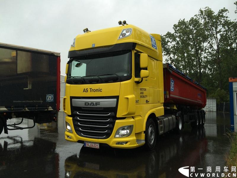 随着汉诺威商用车展的临近，采埃孚公司（ZF）近日在德国亚琛市举行了一场别开生面的新产品试乘试驾活动。在这次活动上，采埃孚向各国媒体展示了最新的商用车传动技术和产品，以及面向未来的前瞻性科技成果。这些成果与结晶，也将在9月份举行的汉诺威车展上展出。图为搭载ZF AS Tronic 机械自动变速箱的DAF XF重卡。