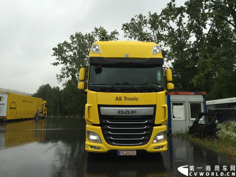 随着汉诺威商用车展的临近，采埃孚公司（ZF）近日在德国亚琛市举行了一场别开生面的新产品试乘试驾活动。在这次活动上，采埃孚向各国媒体展示了最新的商用车传动技术和产品，以及面向未来的前瞻性科技成果。这些成果与结晶，也将在9月份举行的汉诺威车展上展出。图为搭载ZF AS Tronic 机械自动变速箱的DAF XF重卡。