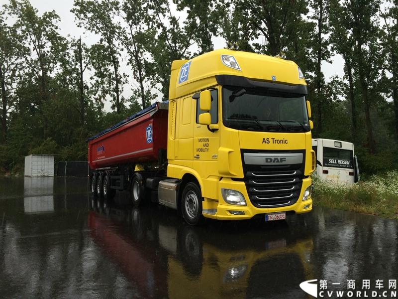 随着汉诺威商用车展的临近，采埃孚公司（ZF）近日在德国亚琛市举行了一场别开生面的新产品试乘试驾活动。在这次活动上，采埃孚向各国媒体展示了最新的商用车传动技术和产品，以及面向未来的前瞻性科技成果。这些成果与结晶，也将在9月份举行的汉诺威车展上展出。图为搭载ZF AS Tronic 机械自动变速箱的DAF XF重卡。