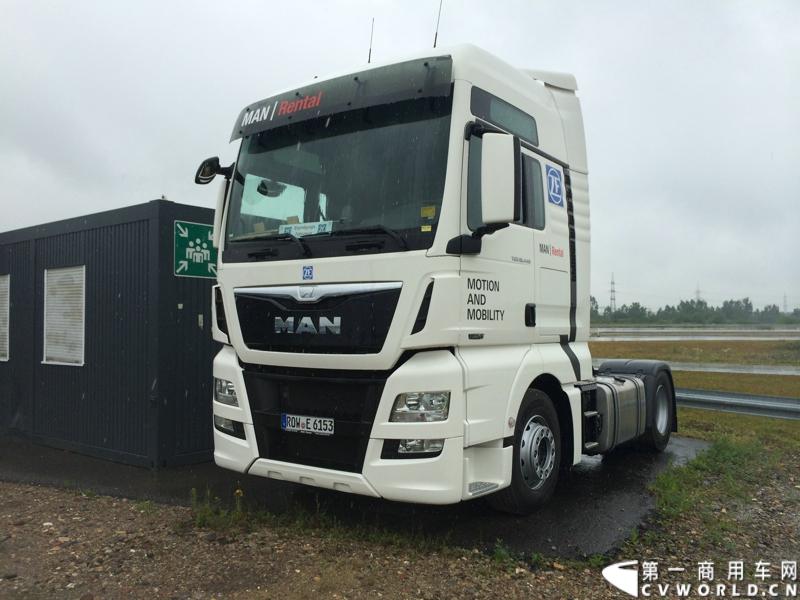 随着汉诺威商用车展的临近，采埃孚公司（ZF）近日在德国亚琛市举行了一场别开生面的新产品试乘试驾活动。在这次活动上，采埃孚向各国媒体展示了最新的商用车传动技术和产品，以及面向未来的前瞻性科技成果。这些成果与结晶，也将在9月份举行的汉诺威车展上展出。图为搭载ZF AS Tronic 机械自动变速箱的MAN TGX重卡。
