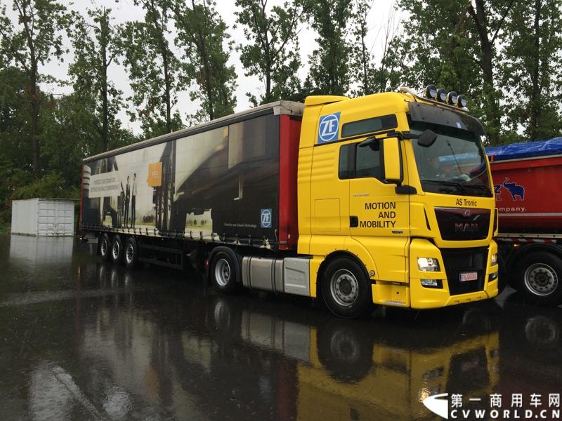 随着汉诺威商用车展的临近，采埃孚公司（ZF）近日在德国亚琛市举行了一场别开生面的新产品试乘试驾活动。在这次活动上，采埃孚向各国媒体展示了最新的商用车传动技术和产品，以及面向未来的前瞻性科技成果。这些成果与结晶，也将在9月份举行的汉诺威车展上展出。图为搭载ZF AS Tronic 机械自动变速箱的MAN重卡。