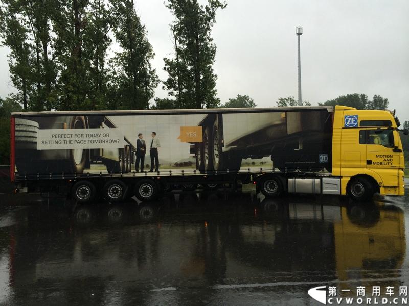 随着汉诺威商用车展的临近，采埃孚公司（ZF）近日在德国亚琛市举行了一场别开生面的新产品试乘试驾活动。在这次活动上，采埃孚向各国媒体展示了最新的商用车传动技术和产品，以及面向未来的前瞻性科技成果。这些成果与结晶，也将在9月份举行的汉诺威车展上展出。图为搭载ZF AS Tronic 机械自动变速箱的MAN重卡。