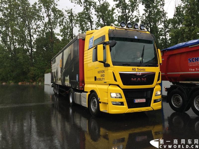 随着汉诺威商用车展的临近，采埃孚公司（ZF）近日在德国亚琛市举行了一场别开生面的新产品试乘试驾活动。在这次活动上，采埃孚向各国媒体展示了最新的商用车传动技术和产品，以及面向未来的前瞻性科技成果。这些成果与结晶，也将在9月份举行的汉诺威车展上展出。图为搭载ZF AS Tronic 机械自动变速箱的MAN重卡。