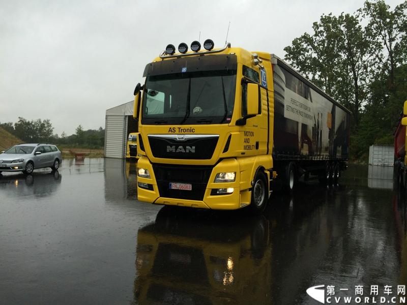 随着汉诺威商用车展的临近，采埃孚公司（ZF）近日在德国亚琛市举行了一场别开生面的新产品试乘试驾活动。在这次活动上，采埃孚向各国媒体展示了最新的商用车传动技术和产品，以及面向未来的前瞻性科技成果。这些成果与结晶，也将在9月份举行的汉诺威车展上展出。图为搭载ZF AS Tronic 机械自动变速箱的MAN重卡。