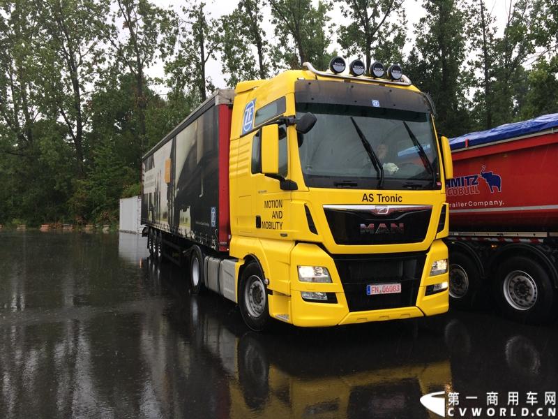 随着汉诺威商用车展的临近，采埃孚公司（ZF）近日在德国亚琛市举行了一场别开生面的新产品试乘试驾活动。在这次活动上，采埃孚向各国媒体展示了最新的商用车传动技术和产品，以及面向未来的前瞻性科技成果。这些成果与结晶，也将在9月份举行的汉诺威车展上展出。图为搭载ZF AS Tronic 机械自动变速箱的MAN重卡。