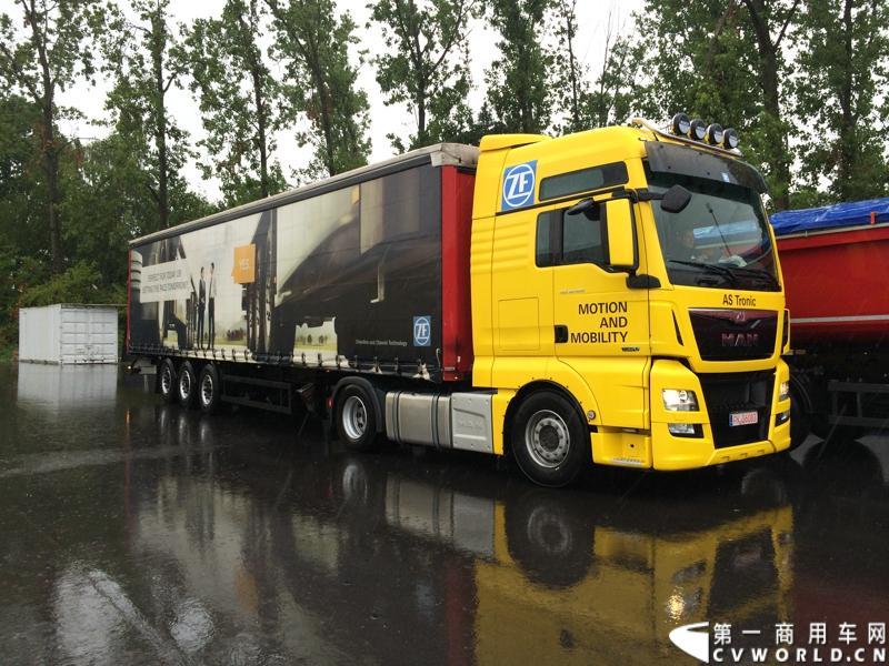 随着汉诺威商用车展的临近，采埃孚公司（ZF）近日在德国亚琛市举行了一场别开生面的新产品试乘试驾活动。在这次活动上，采埃孚向各国媒体展示了最新的商用车传动技术和产品，以及面向未来的前瞻性科技成果。这些成果与结晶，也将在9月份举行的汉诺威车展上展出。图为搭载ZF AS Tronic 机械自动变速箱的MAN重卡。
